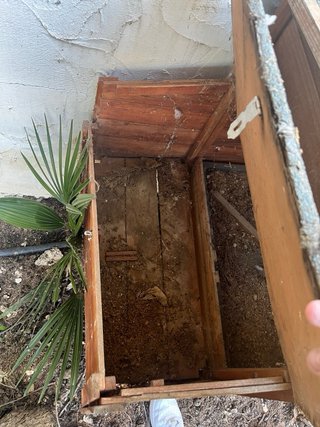 Gallinero de madera con jaula