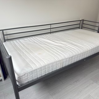Estructura cama metálica y colchón Ikea