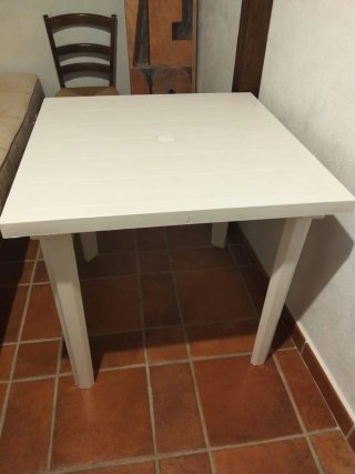 Tavolo quadrato in plastica bianco