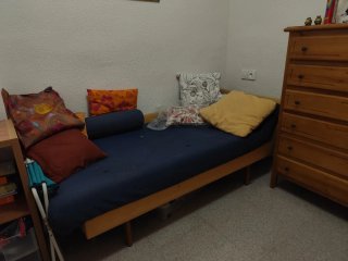 Cama/Sofá azul con cojines