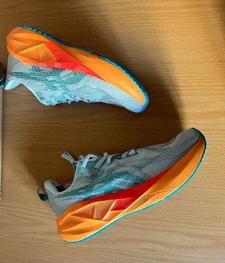 Zapatillas Asics Novablast 5 Talla 43,5