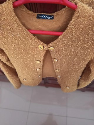 Chaqueta de vestir  es un color oro preciosa