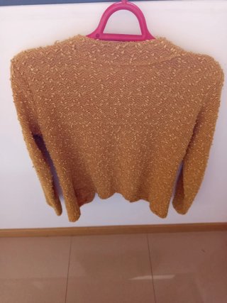 Chaqueta de vestir  es un color oro preciosa