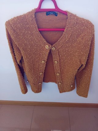 Chaqueta de vestir  es un color oro preciosa