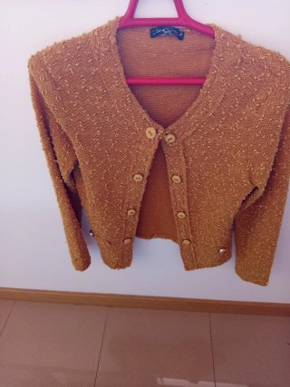 Chaqueta de vestir  es un color oro preciosa