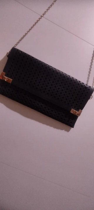 Bolso de mano negro con detalles dorados