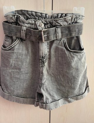 Bershka Shorts Grises con Cinturón