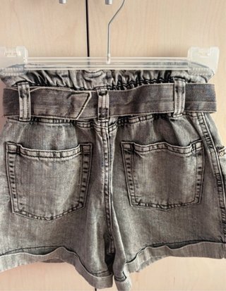 Bershka Shorts Grises con Cinturón