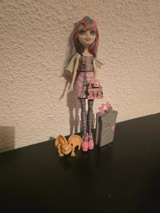 Muñeca monster con su maleta bolso y mascota