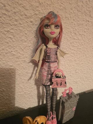 Muñeca monster con su maleta bolso y mascota