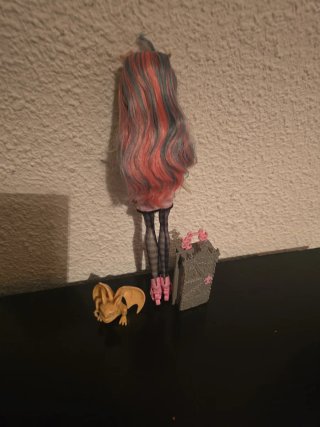 Muñeca monster con su maleta bolso y mascota