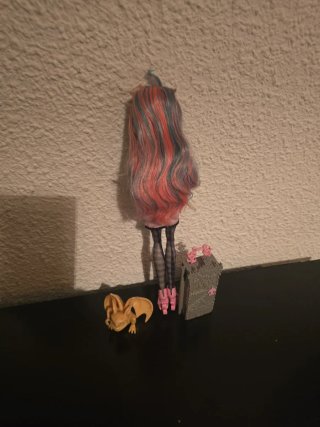 Muñeca monster con su maleta bolso y mascota