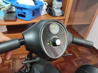 Scooter de movilidad rojo y negro