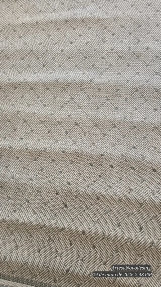 Alfombra beige y gris