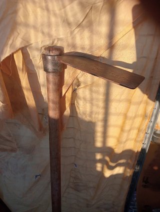 Azada de metal con mango de madera