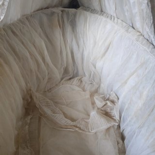 Antigua cuna hierro forjado dosel encajes