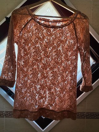 Blusa de encaje beige manga 3/4