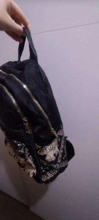 Mochila negra con estampado de elefantes