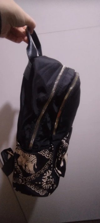 Mochila negra con estampado de elefantes