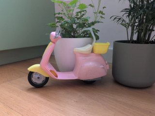 Moto rosa Barbie con cesta