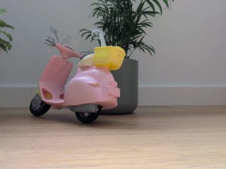 Moto rosa Barbie con cesta