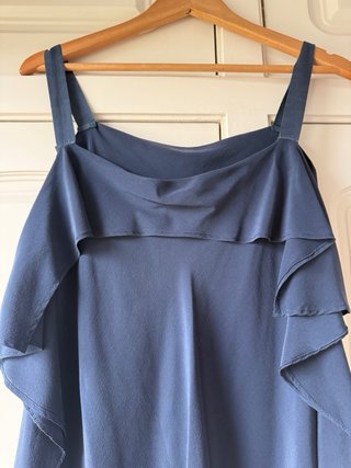 Blusa de seda azul marino con volantes