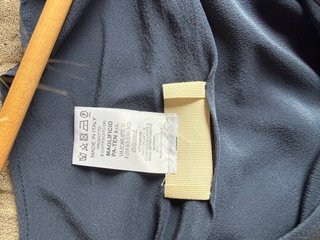 Blusa de seda azul marino con volantes
