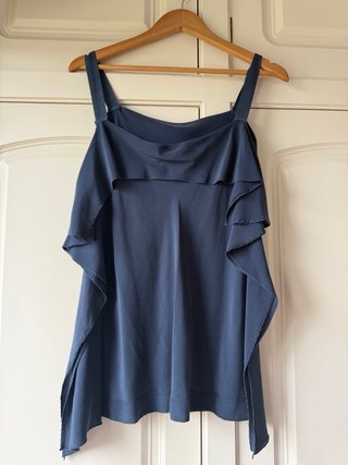 Blusa de seda azul marino con volantes