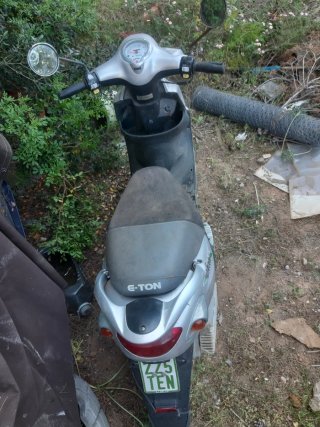 Moto eléctrica scooter plateada