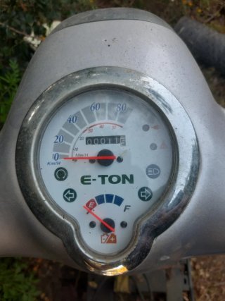 Moto eléctrica scooter plateada