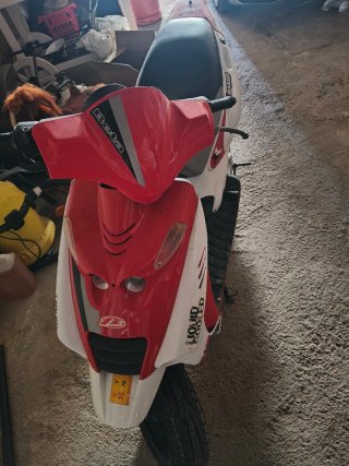 Beta Ark Scooter Roja y Blanca