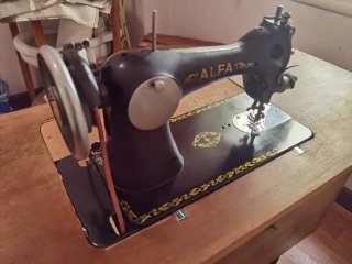 Máquina de coser antigua Alfa