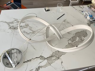 Lámpara LED con mando y WiFi