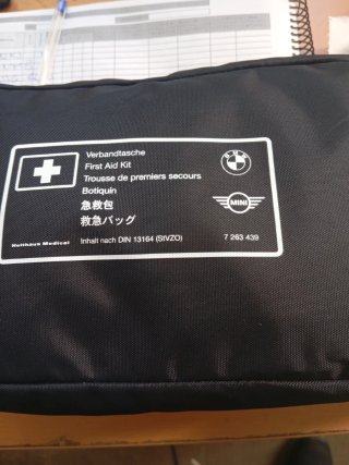 Kit Primeros Auxilios BMW y Baliza SOS