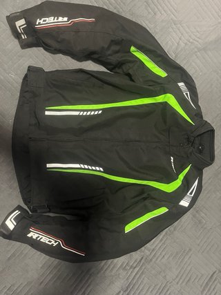 Chaqueta y casco para moto