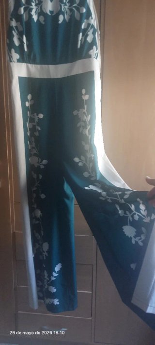 Mono largo verde con estampado floral blanco