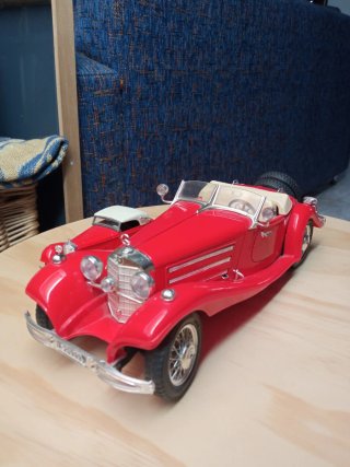 Mercedes Burago 1/18 Rojo