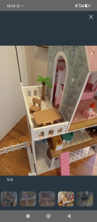 Casa de muñecas rosa con muebles