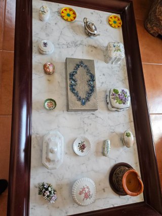 Mesa de mármol con adornos de porcelana