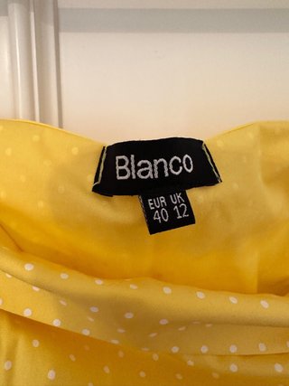 Vestido amarillo de lunares falda abullonada.