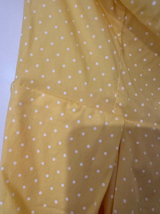 Vestido amarillo de lunares falda abullonada.