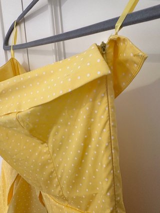 Vestido amarillo de lunares falda abullonada.