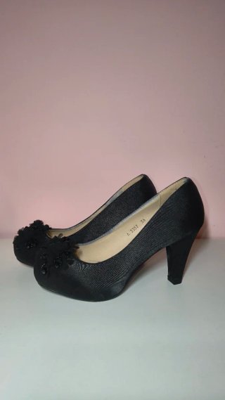 Tacones negros con flores y pedrería