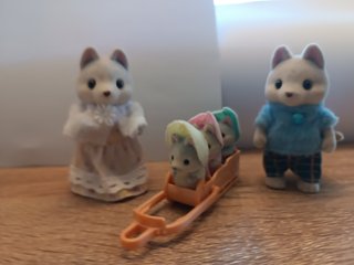 Familia Sylvanian con trineo, pareja y tres bebes