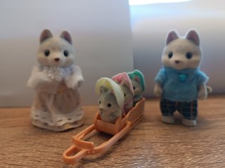 Familia Sylvanian con trineo, pareja y tres bebes