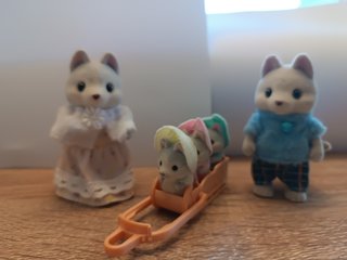 Familia Sylvanian con trineo, pareja y tres bebes