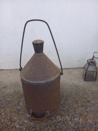 Aceitera antigua metálica con asa