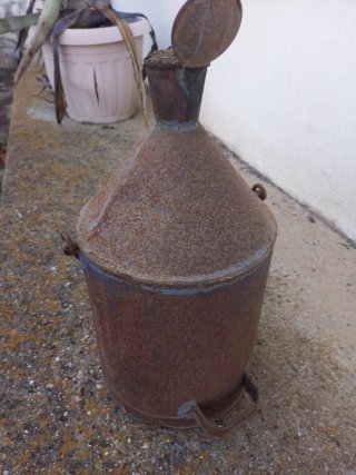 Aceitera antigua metálica con asa