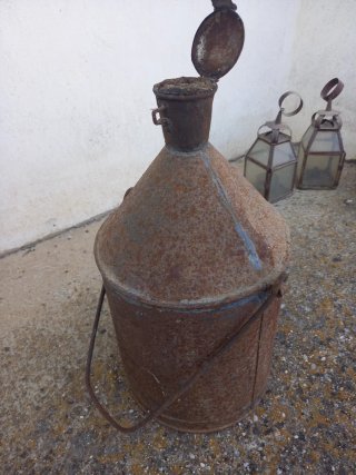 Aceitera antigua metálica con asa