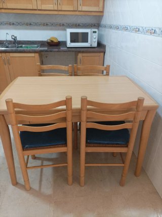Mesa cocina y 4 sillas  Ancho 123x74 y abierta 168